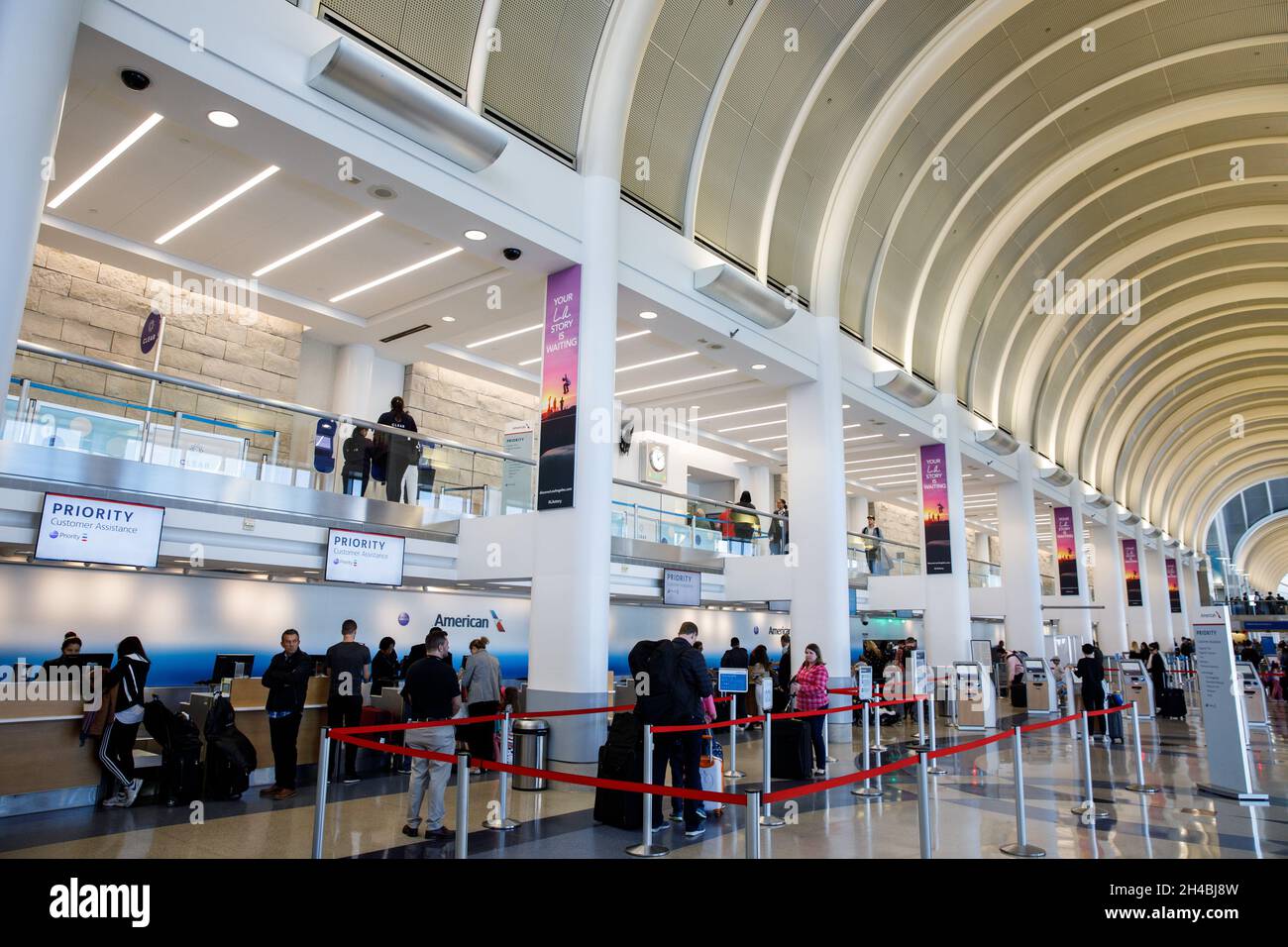 Los Angeles, Kalifornien, USA. März 2019. American Airlines Group Inc. Priority Check-in im Terminal 4 am internationalen Flughafen Los Angeles (LAX) am Freitag, den 29. März 2019 in Los Angeles, Kalifornien. © 2019 Patrick T. Fallon (Bildnachweis: © Patrick Fallon/ZUMA Press Wire) Stockfoto