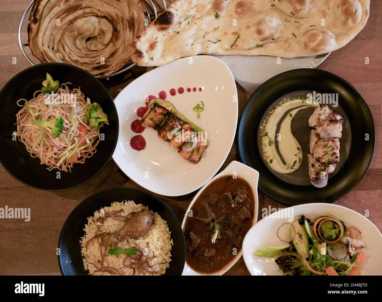 Food Story, authentische indische Küche auf dem Esstisch zum Mitnehmen oder Essen im Restaurant Stockfoto