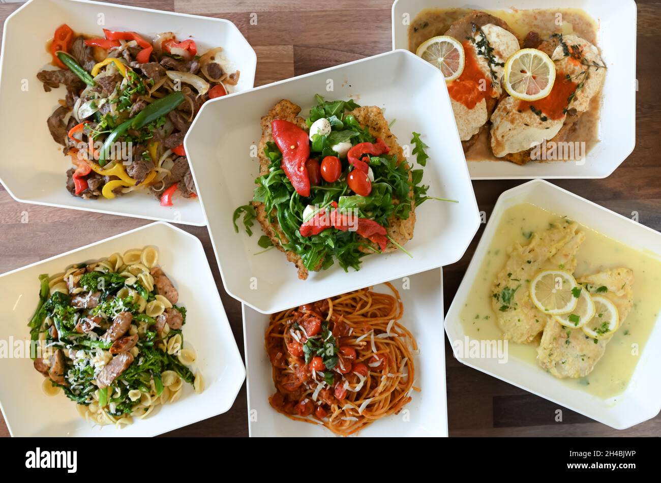 Essensgeschichte, frische, authentische italienische Küche, Top-Blick-Esstisch Hauptgerichte Pasta und Fisch Stockfoto