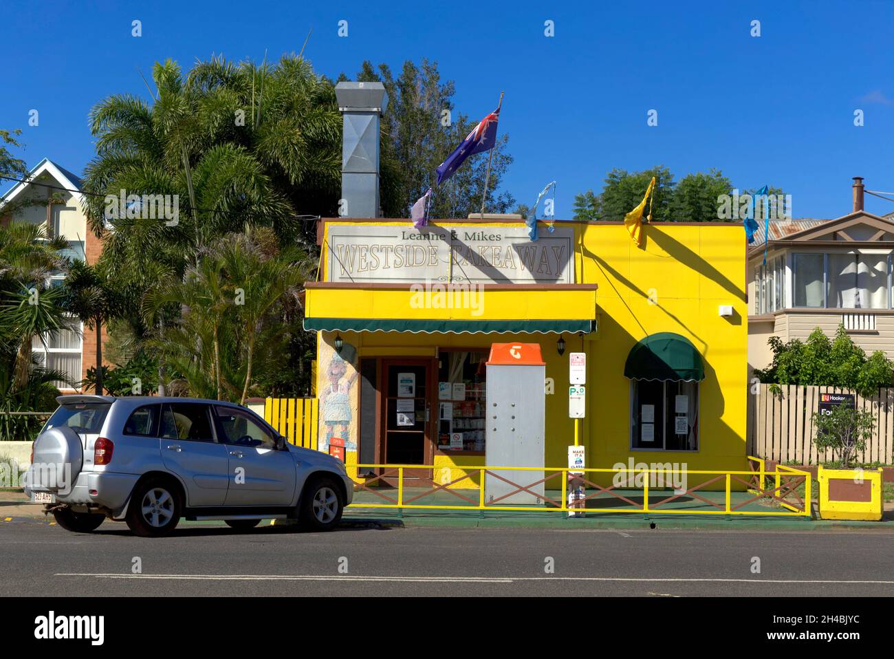 Leanne und Mikes Takeaway Shop bilden einen farbenfrohen Teil der Straßenlandschaft der Meson Street Gayndah Queensland Australia Stockfoto