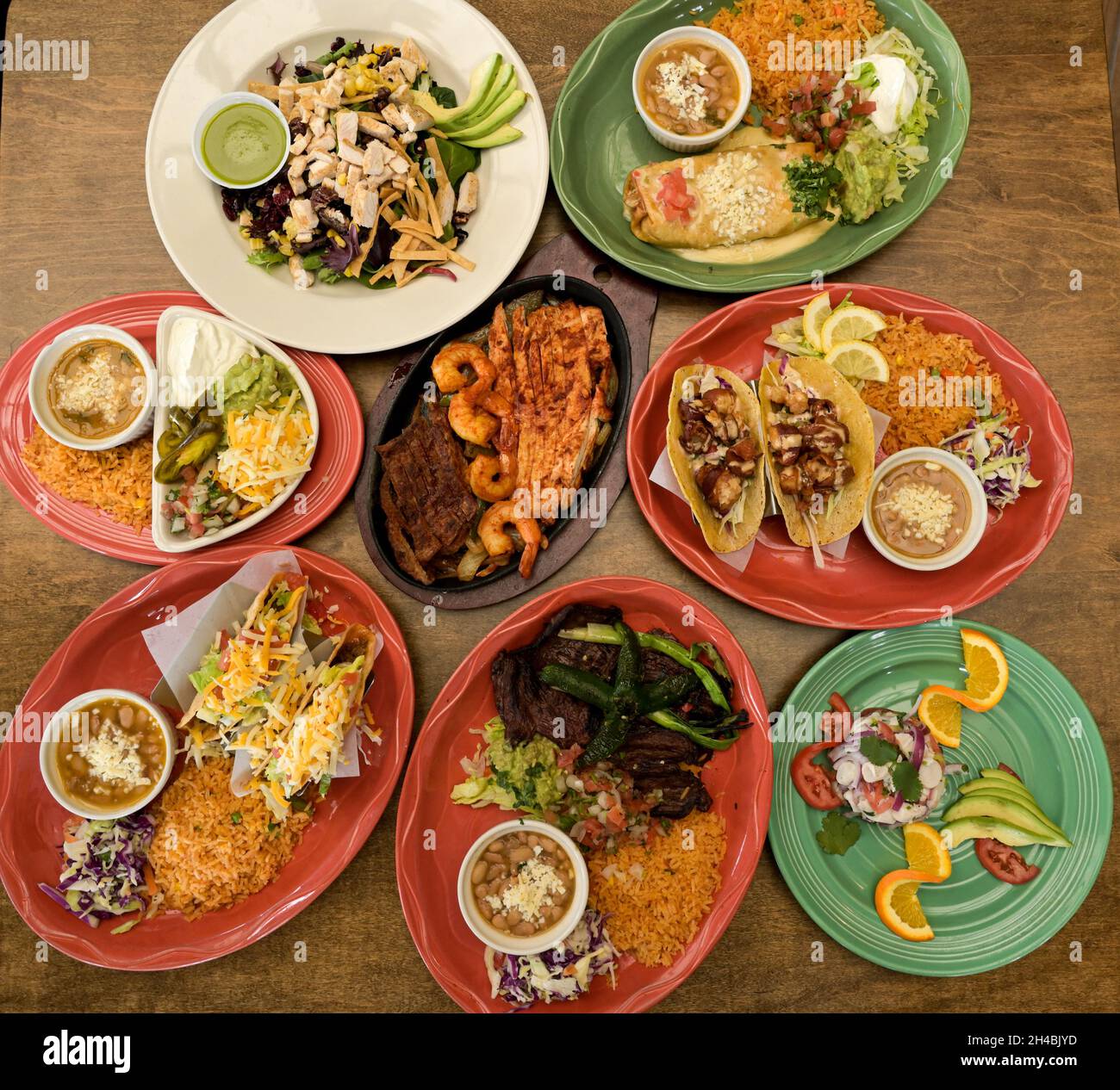 Mexikanische Küche, traditionelle Hauptgerichte auf dem Tisch Stockfoto
