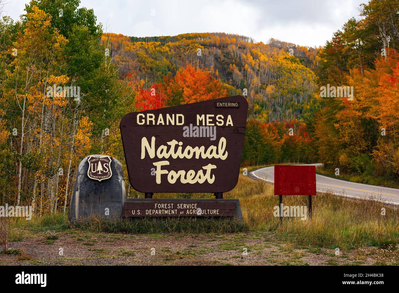 Grand Mesa Scenic Byway in Colorado. Eintrittsschild zum Grand Mesa National Forest mit Herbstfarben Stockfoto