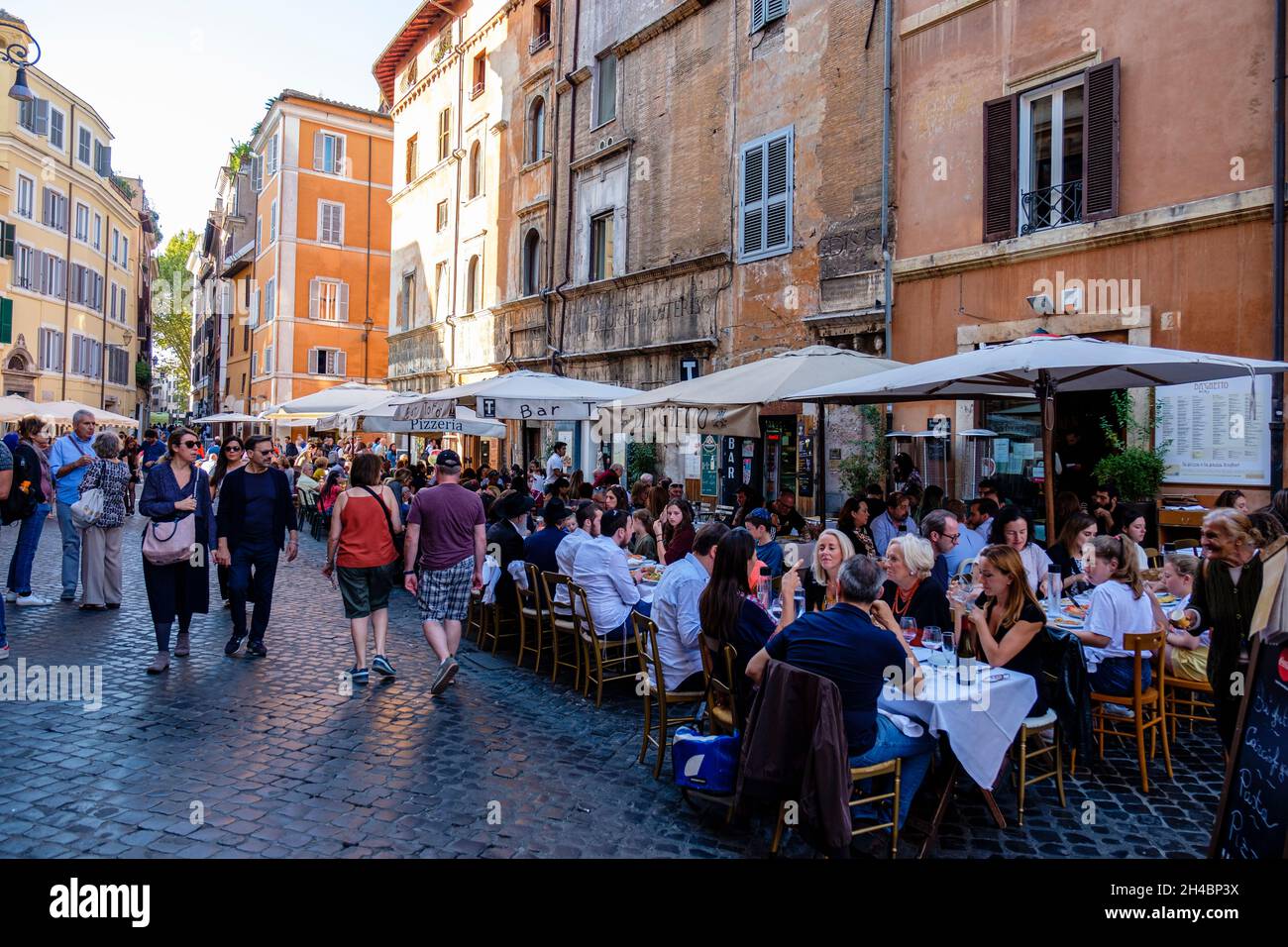 Via del Portico d'Ottavia, BaGhetto Kosher Restaurant, Bar Toto, Leute, die draußen essen, Street Dining, Rom, Italien Stockfoto