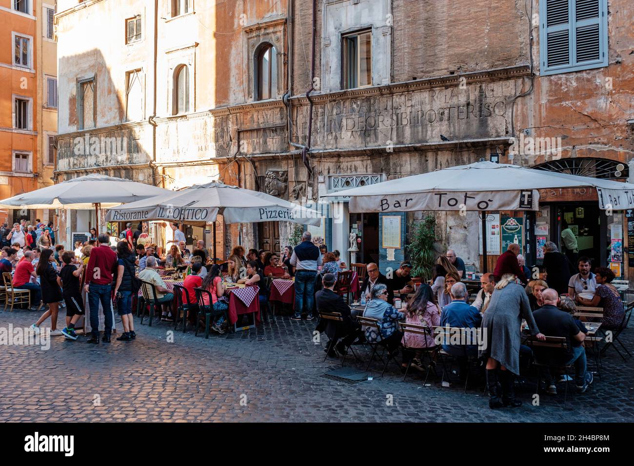 Via del Portico d'Ottavia, Il Portico Restaurant, Bar Toto, Leute, die draußen essen, Street Dining, Rom, Italien Stockfoto