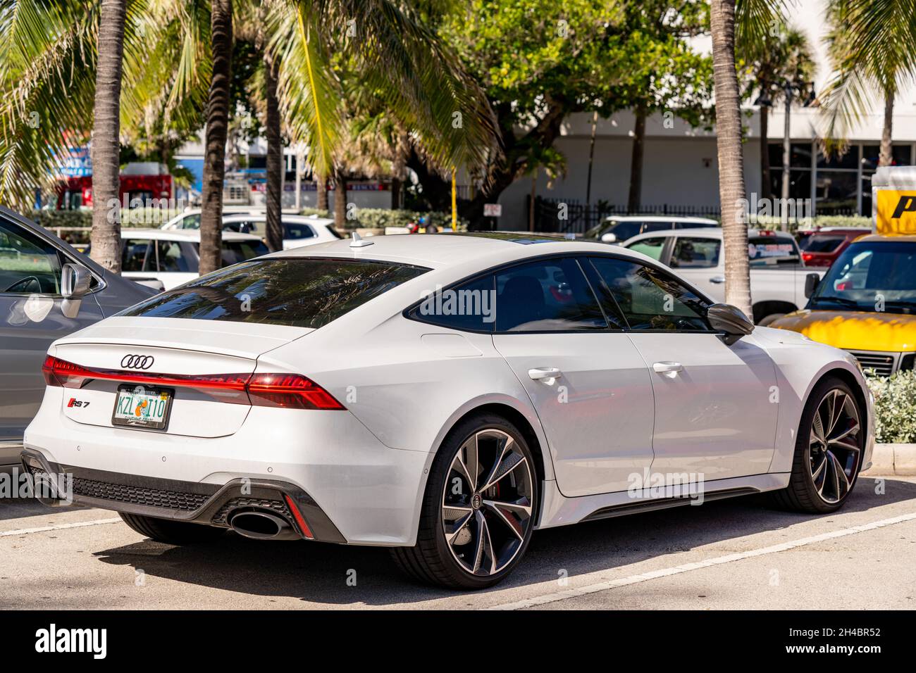 Fort Lauderdale, FL, USA - 31. Oktober 2021: Foto eines neuen weißen Audi RS7 Sportlimousine Stockfoto
