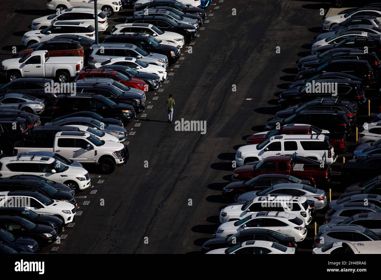 Los Angeles, Kalifornien, USA. März 2019. Am Donnerstag, den 28. März 2019, geht ein Fußgänger durch den Park N' Fly Parkplatz neben dem Los Angeles International Airport (LAX) in Los Angeles, Kalifornien. © 2019 Patrick T. Fallon (Foto: © Patrick Fallon/ZUMA Press Wire) Stockfoto