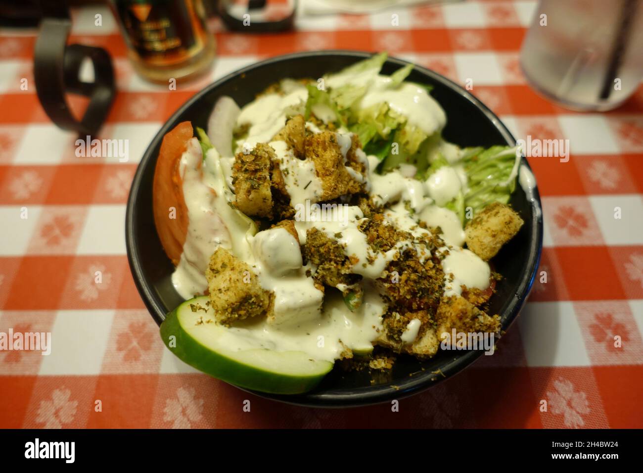 Salatplatte als Teil einer gut abgerundeten amerikanischen Mahlzeit Stockfoto