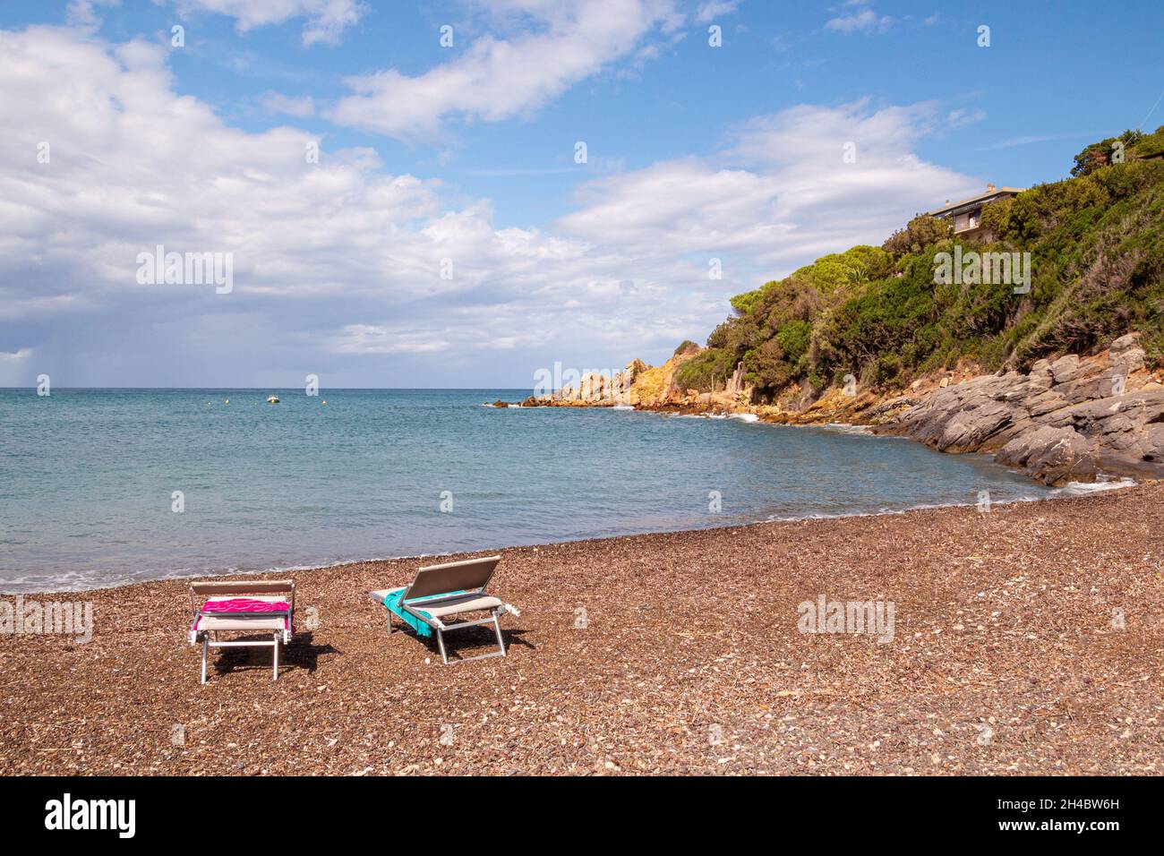Kleiner freier öffentlicher Strand mit schönen bunten Kieselsteinen auf Nisporto, Insel Elba Italien Stockfoto