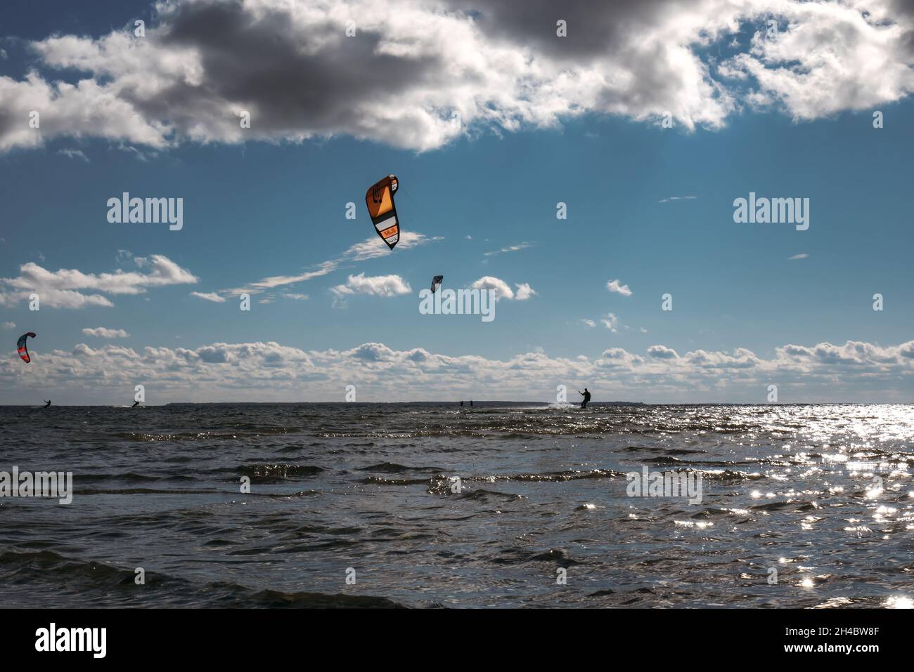 Kitesurfen auf dem Wasser Stockfoto