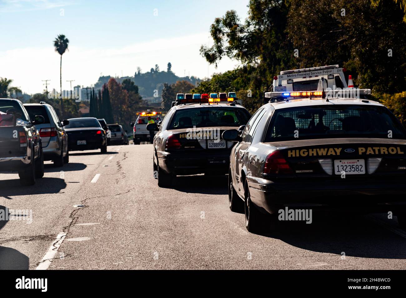 Polizeibeamte des California Highway reagieren auf einen Autobahnunfall in der Nähe der Innenstadt von Los Angeles, Kalifornien Stockfoto