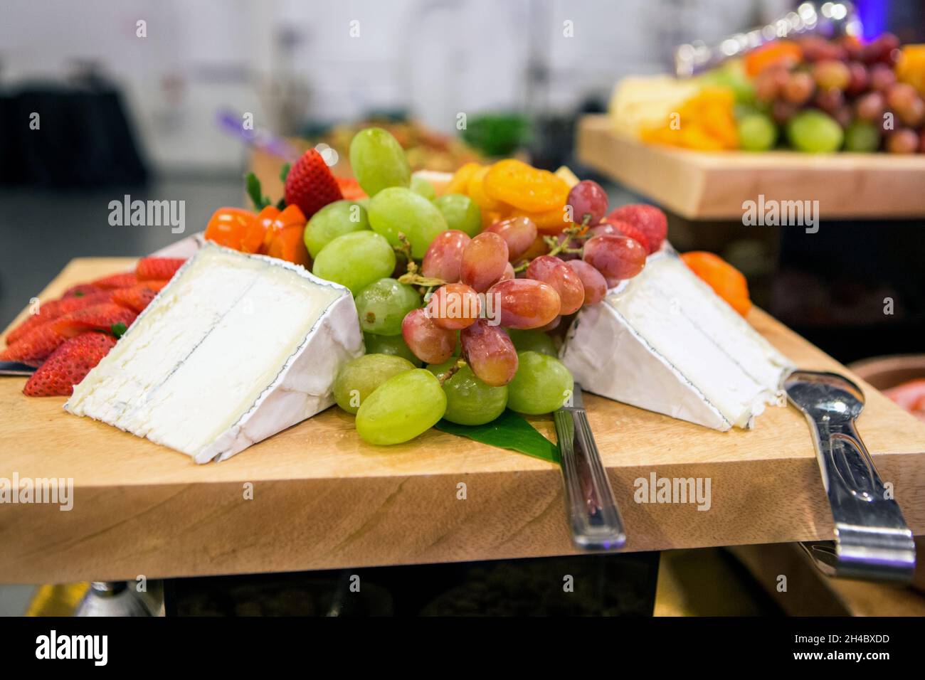 Bei einer Veranstaltung wird ein Käsebuffet eingerichtet. Stockfoto