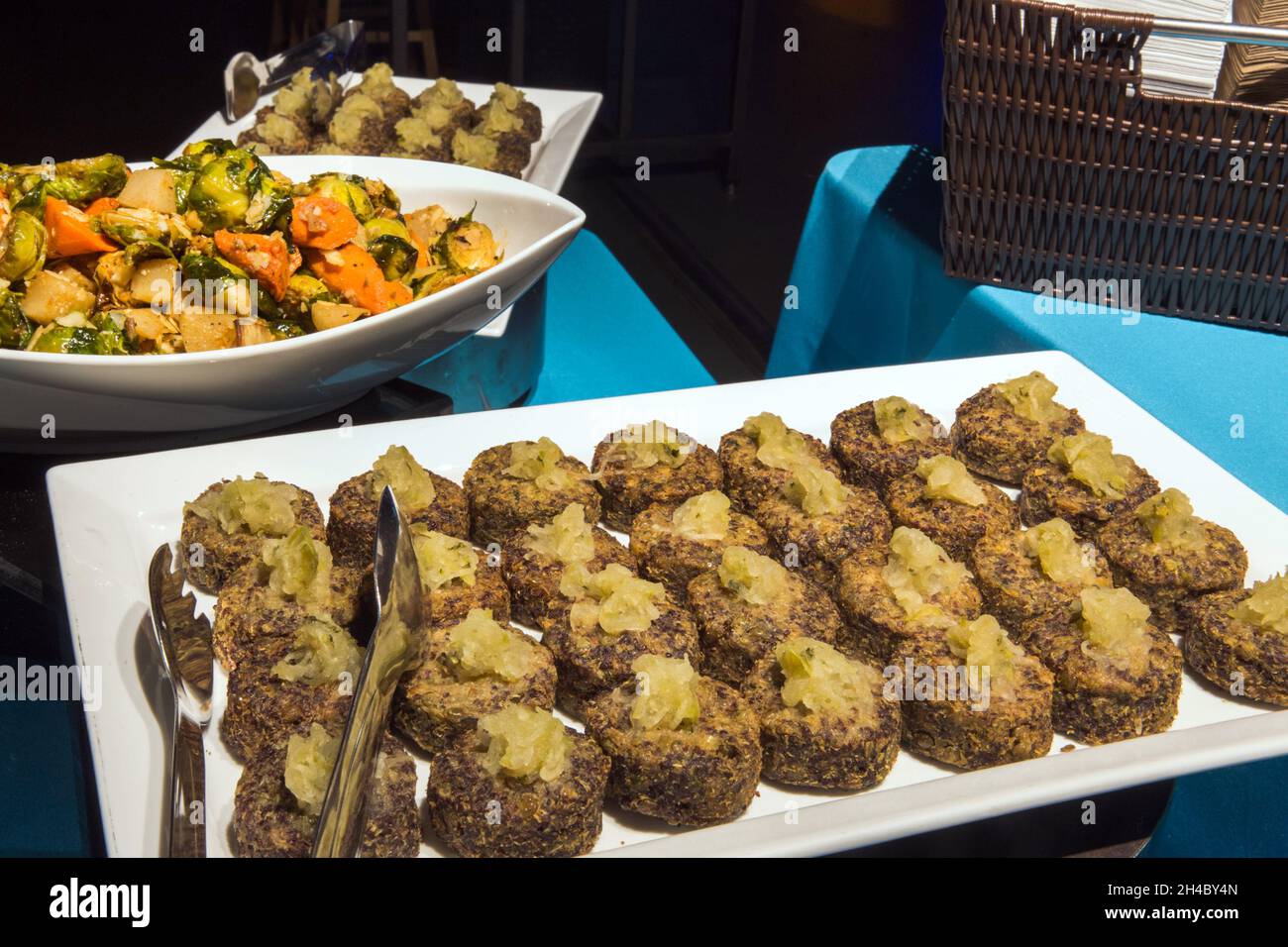 Bei einer Veranstaltung wird ein Abendbuffet angeboten. Stockfoto