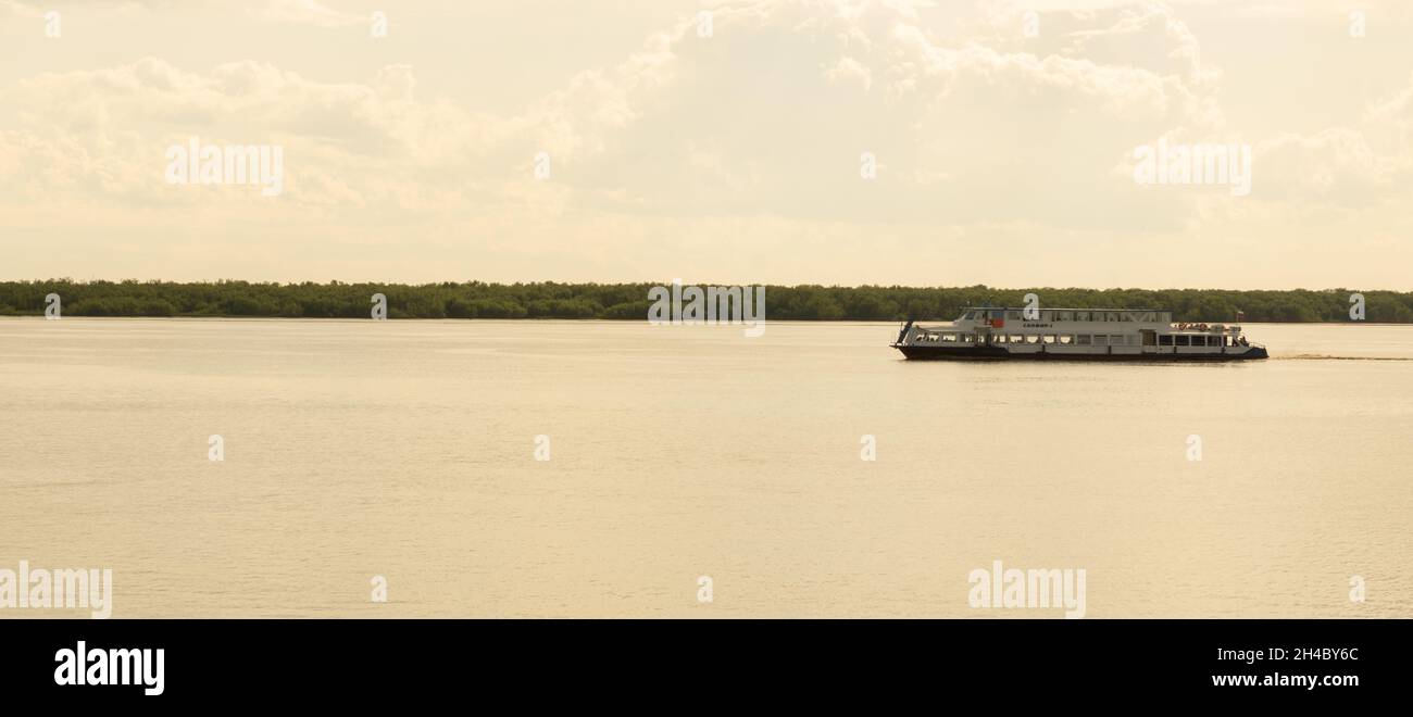 ARCHANGELSK, RUSSLAND - 07-13-2021. Schiff auf der nördlichen Dvina. Das Ausflugsboot Sapfir-1 segelt entlang des Flusses Stockfoto