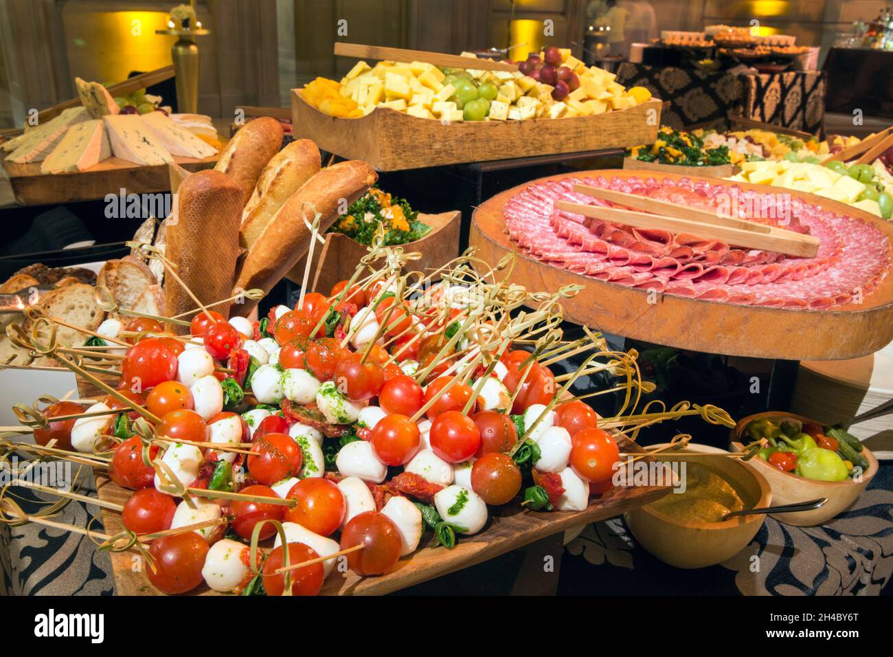 Bei einer Veranstaltung wird ein Abendbuffet angeboten. Stockfoto