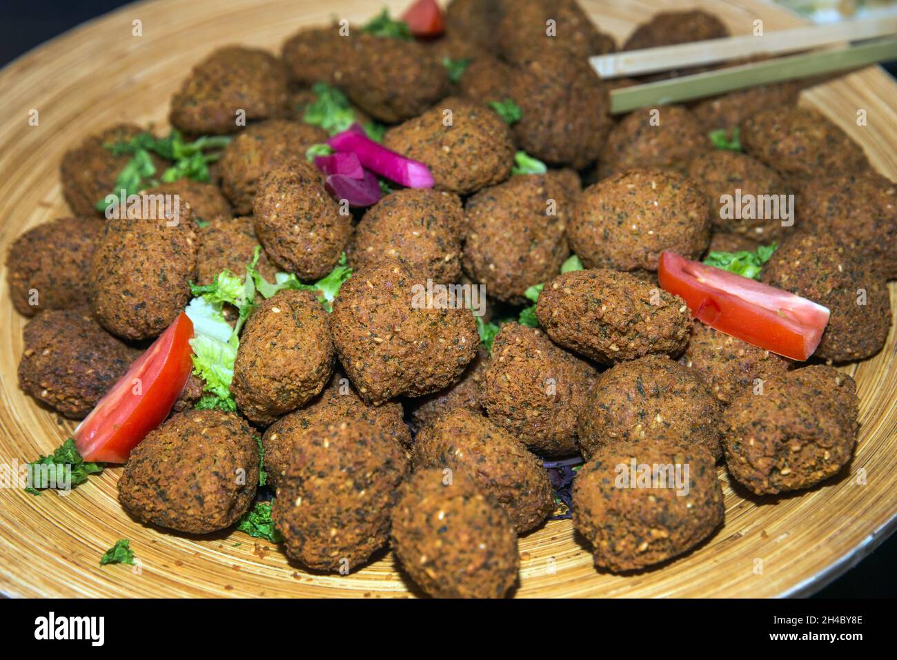 Falafel wird bei einer Veranstaltung an einem Abendbuffet serviert. Stockfoto