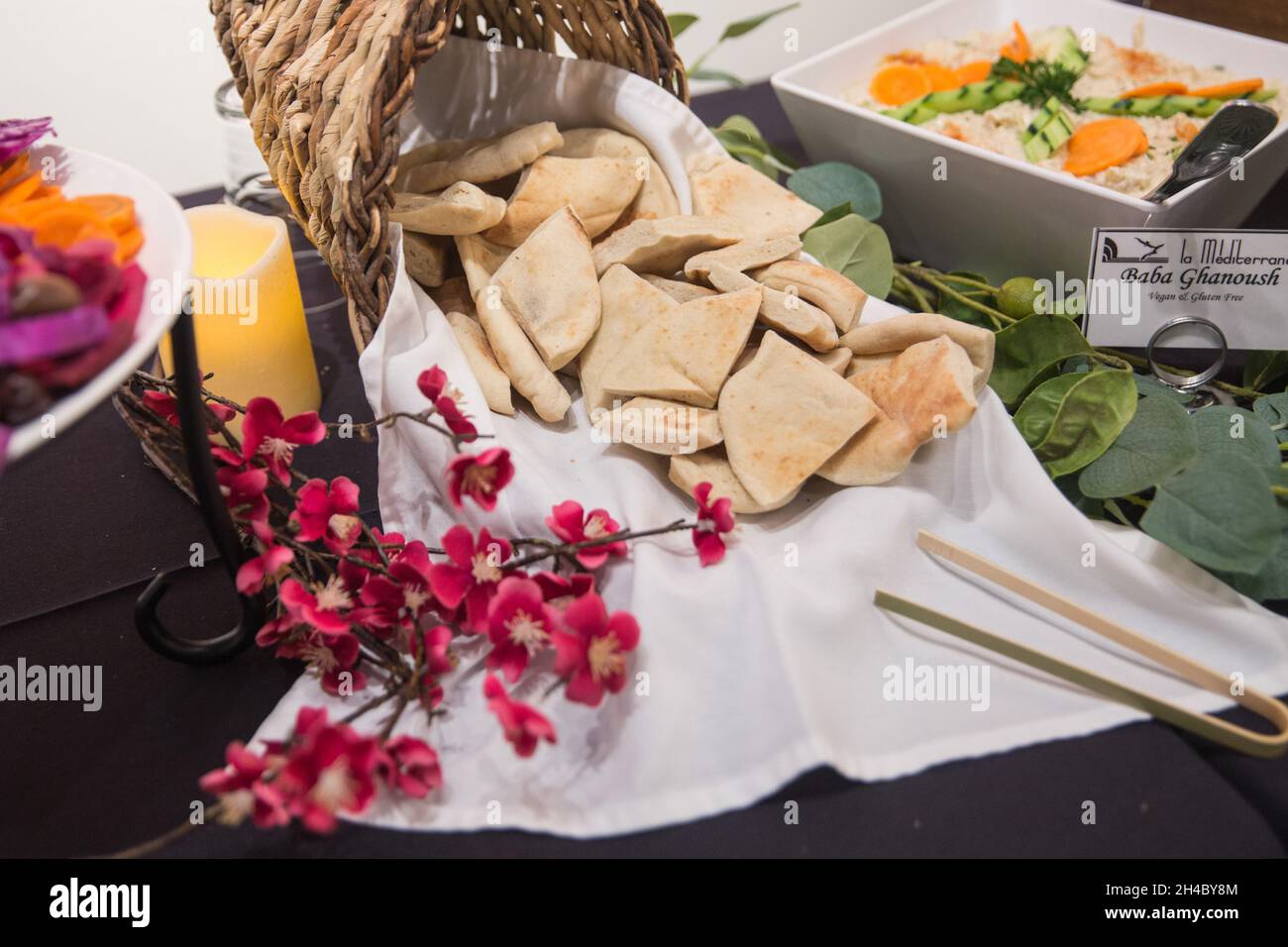 Pitta-Brot und Hummus werden an einem Mittagsbuffet bei einer Veranstaltung serviert. Stockfoto