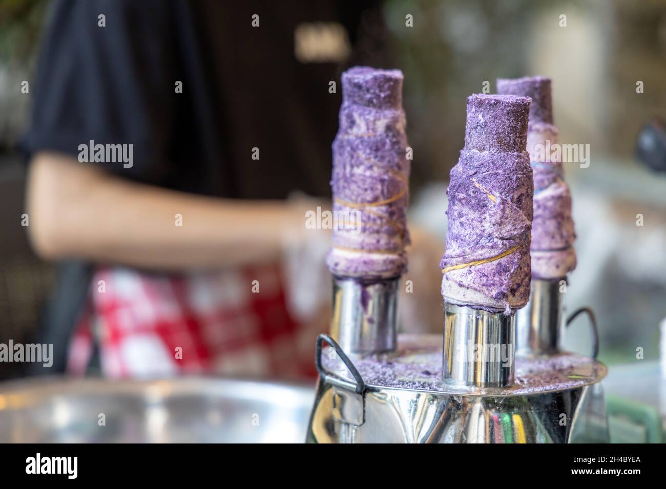 Menschen, die die philippinische Wüste Puto Bumbong gemacht haben Stockfoto