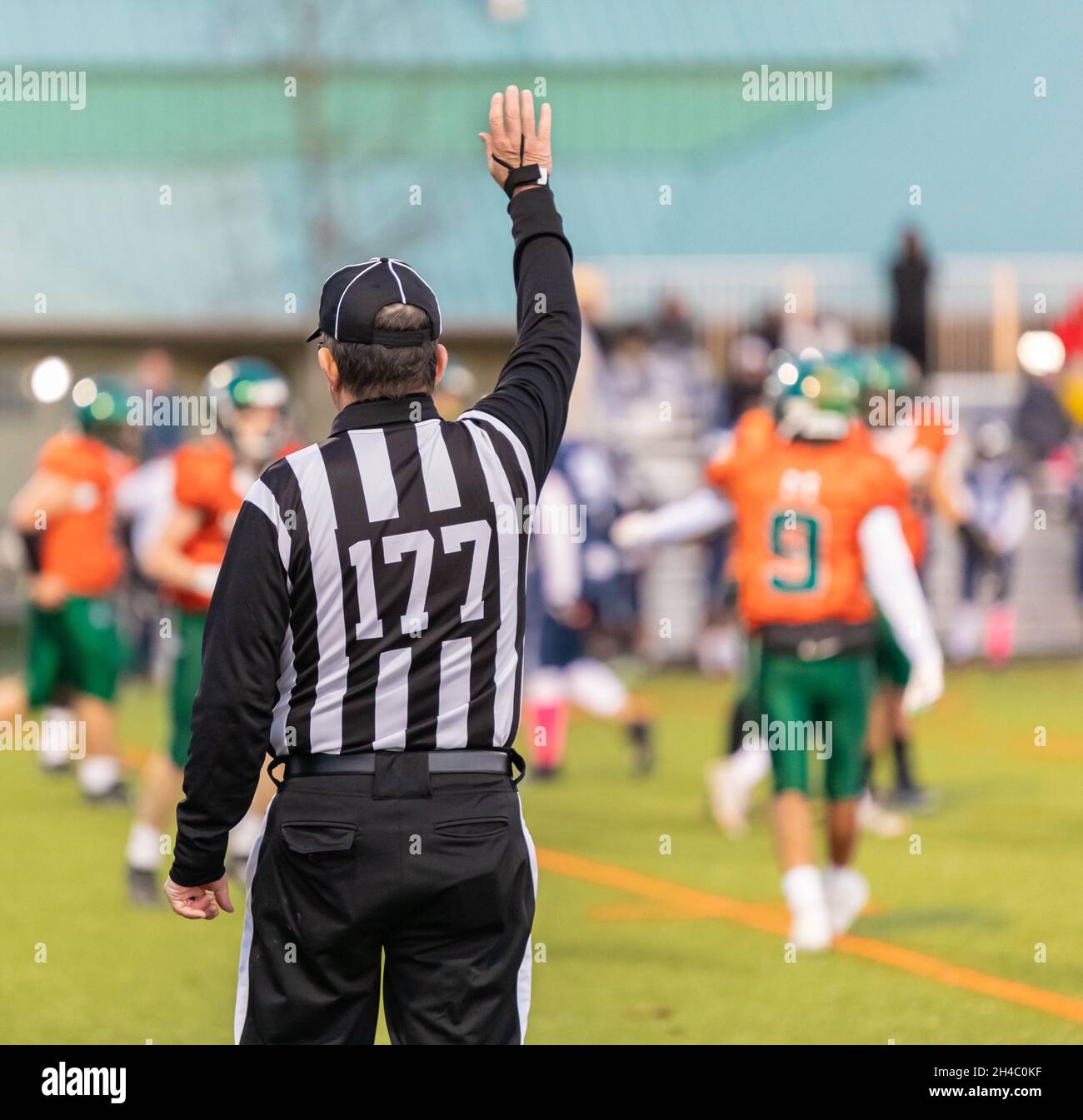 Teenager american Football Schiedsrichter geben Zeichen für Foul während des Spiels. Straßenansicht, selektiver Fokus, Konzept-Fotosport Stockfoto