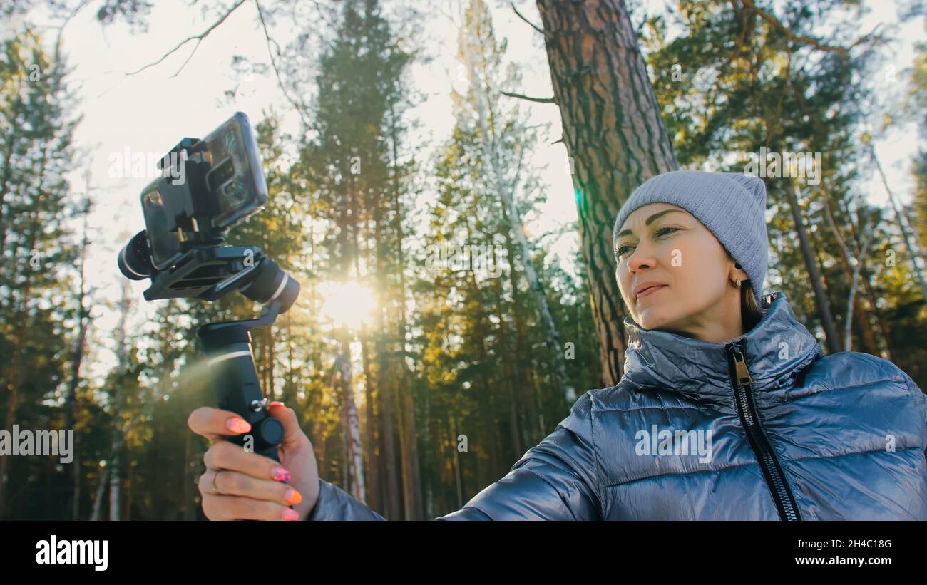 Woman Holding on Handheld Film 3-Achs Gimbal Stabilization Devic Stockfoto