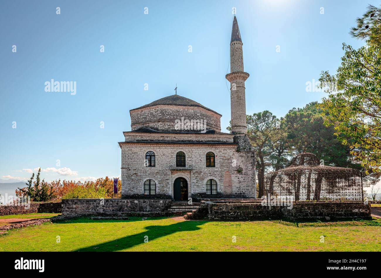 Blick auf die Fethiye-Moschee in ihrer Kale, in der befestigten Altstadt von Ioannina, Epirus, Griechenland. Das Grab von Ali Pasha befindet sich auf der rechten Seite. Stockfoto