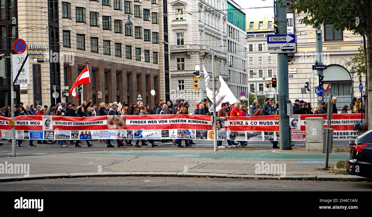 Demonstration in Wien, 26th. Oktober 2021 neben dem Hlton Hotel. Die Leute sollten 'Widerstand' machen. Wir müssen uns verteidigen. Stockfoto