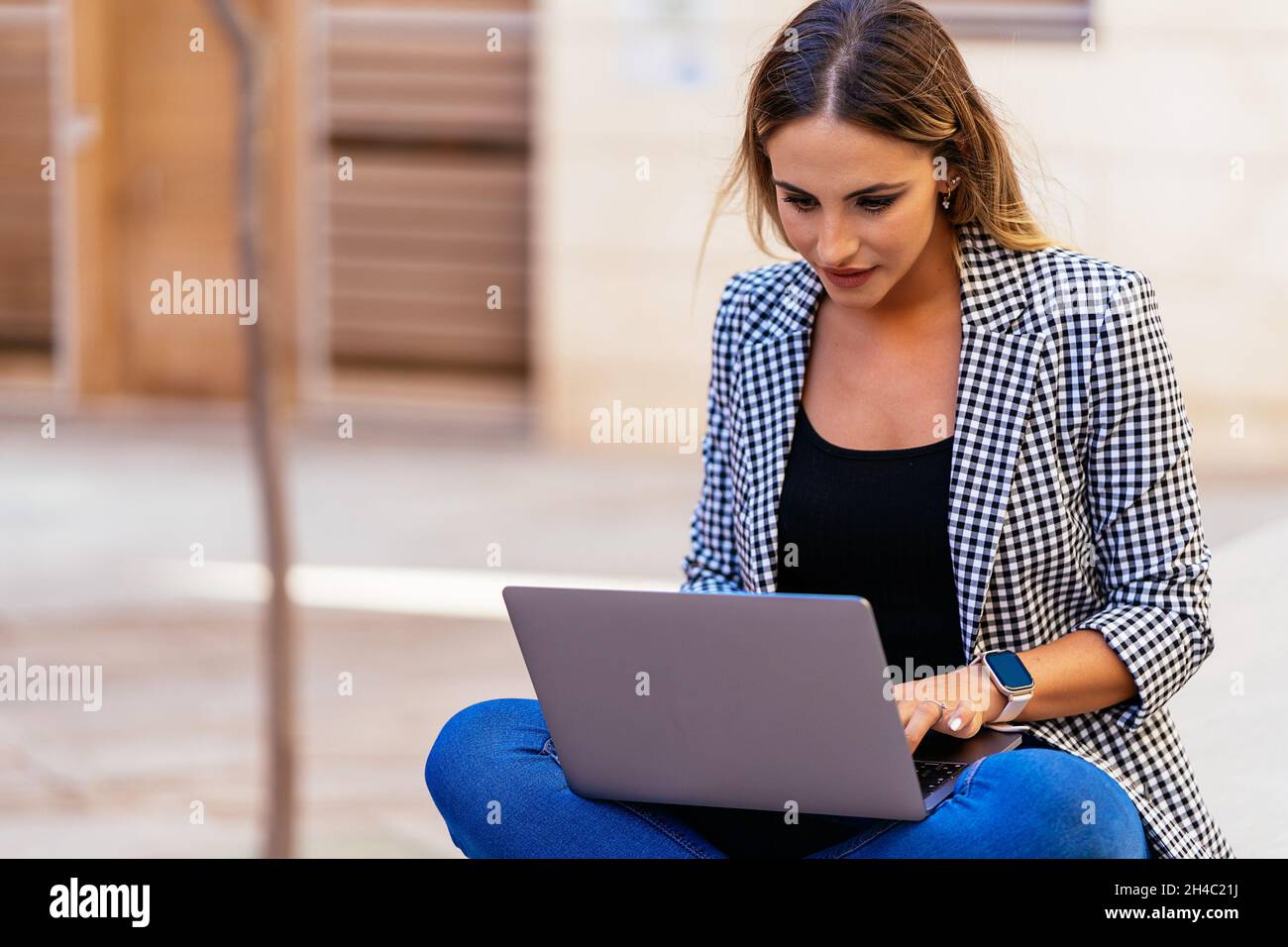 Content Selbständige Frau, die am Laptop arbeitet Stockfoto