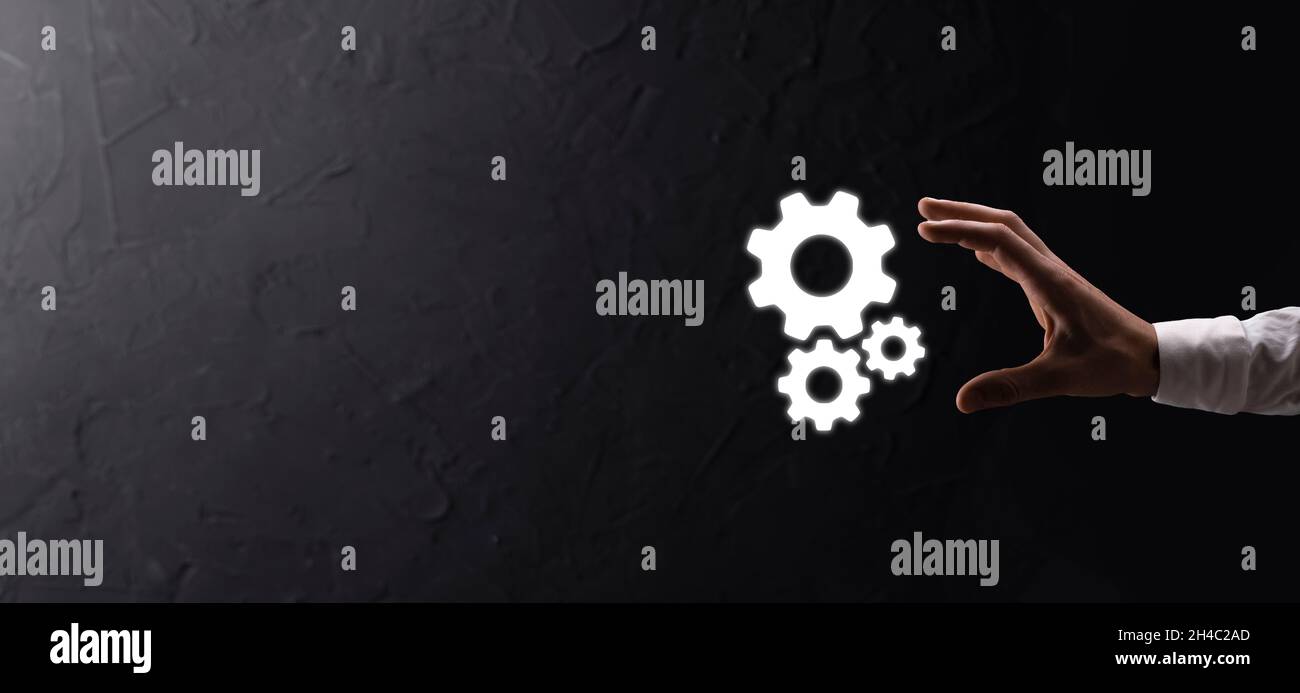 Hand hält Metall Zahnräder und Zahnräder Mechanismus der Interaktion Teamwork Konzept, Hand halten Gruppe von virtuellen Zahnräder Rad. Stockfoto