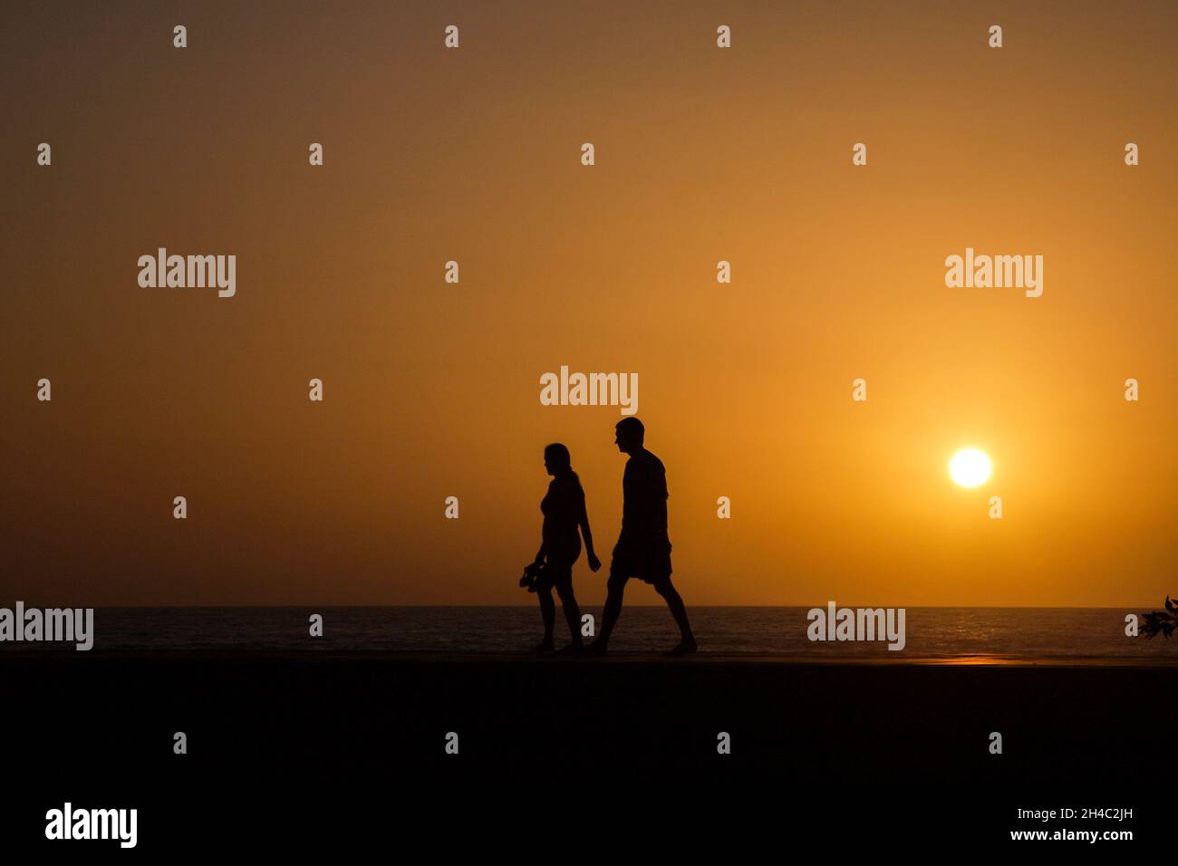 Silhouetten von zwei Menschen bei Sonnenuntergang auf Gran Canaria in Spanien Stockfoto