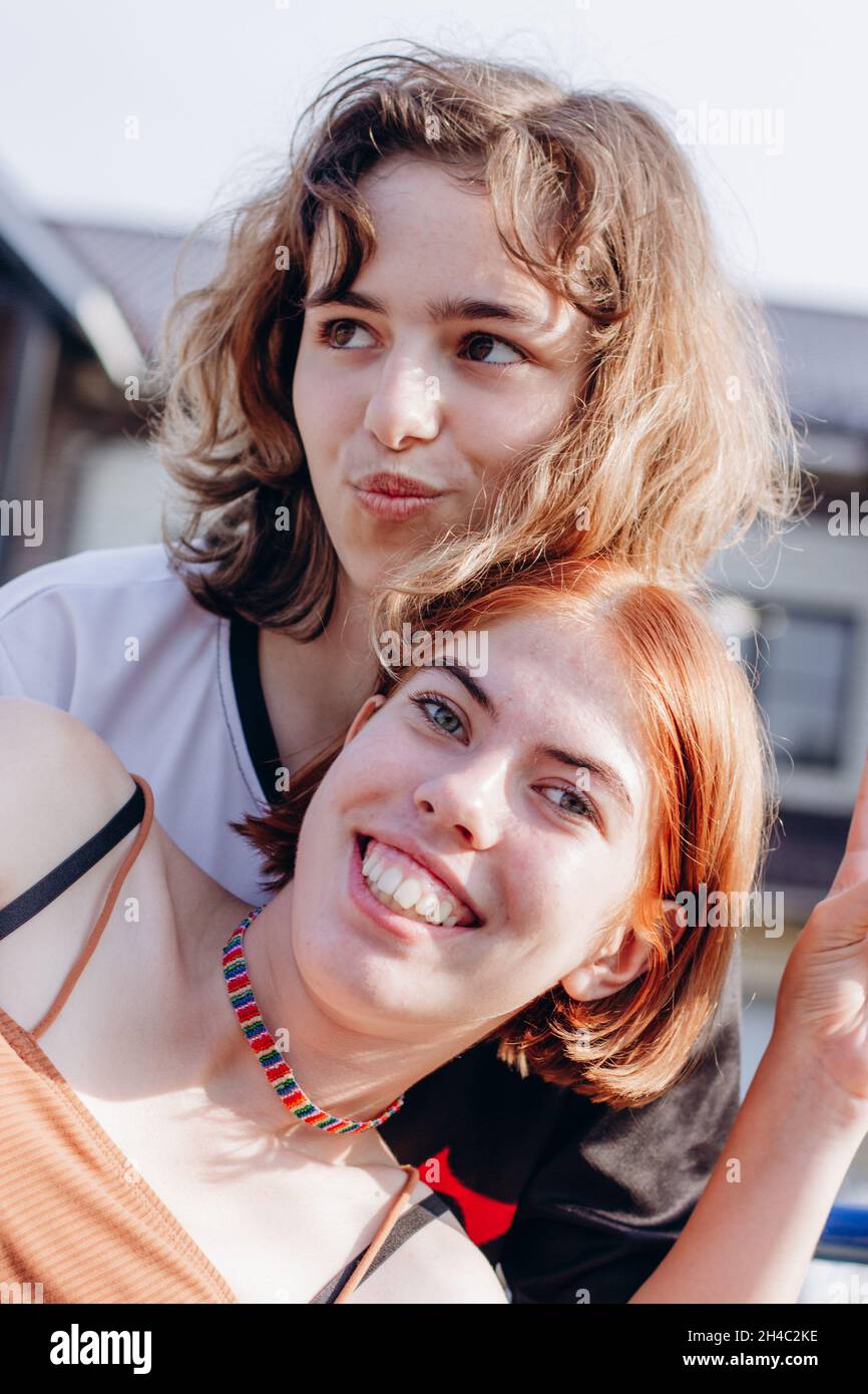 Zwei Teenager Mädchen zusammen. Freundschaften mit Mädchen. Rotes Haar und lockiges Haar Stockfoto