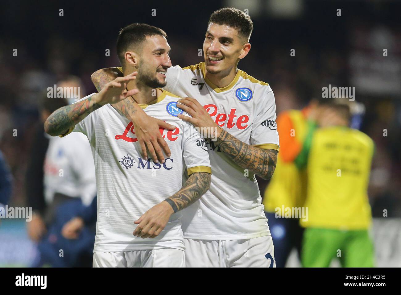 Matteo Politano, italienischer Stürmer von SSC Napoli und Giovanni Di Lorenzo, italienischer Verteidiger von SSC Napoli, feiern am 31. Oktober 2021 im Arechi-Stadion in Salerno, Süditalien, das Siegesspiel während des Fußballspiels der Serie A zwischen Salernitana und SSC Napoli. Stockfoto