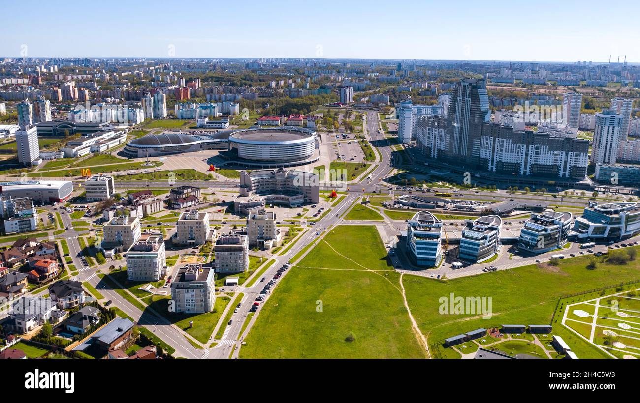 Blick aus der Höhe des Distrikts Drozdy und des Minsker Sportkomplexes Minsk Arena in Minsk.Weißrussland. Stockfoto