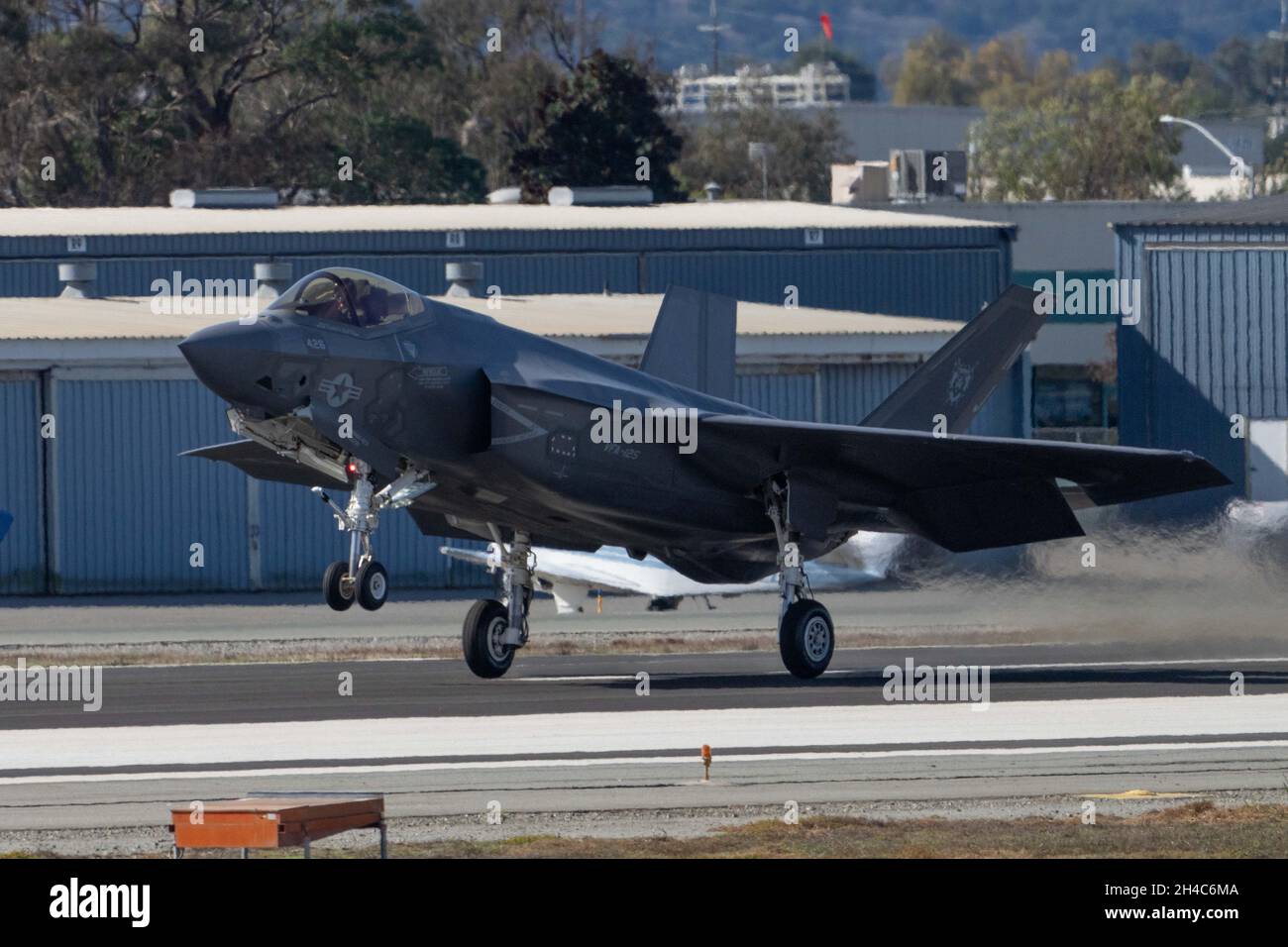 31. Oktober 2021, Salinas, KALIFORNIEN: Die Lockheed Martin F-35C Lightning II führt ein Lande- und Startmanöver durch, das von Lieutenant Dave Hinkle während der 40. Jährlichen California International Airshow gesteuert wurde. (Stan Szeto/Image of Sport) Stockfoto