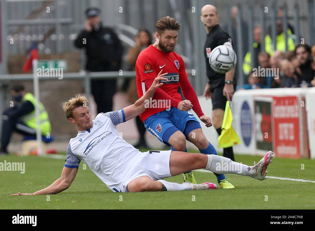 Sam Dalby von Southend United und Elliot Johnson von Dagenham und Redbridge während Dagenham & Redbridge gegen Southend United, Vanarama National League Foo Stockfoto