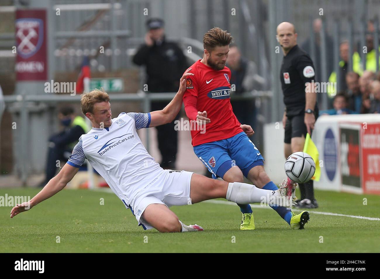 Sam Dalby von Southend United und Elliot Johnson von Dagenham und Redbridge während Dagenham & Redbridge gegen Southend United, Vanarama National League Foo Stockfoto