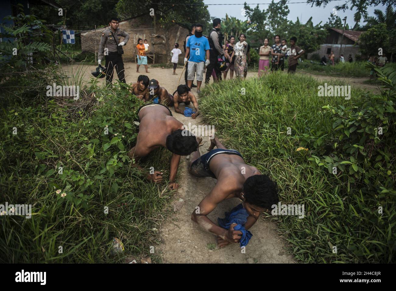 Während eines Hinterhalts indonesischer Sicherheitskräfte über die regionale Verteilung von Methamphetamin in Indonesien am 1. April 2020 wurden mehrere Verdächtige auf dem Boden liegen gesehen. Foto von Aditya Sutanta/ABACAPRESS.COM Stockfoto