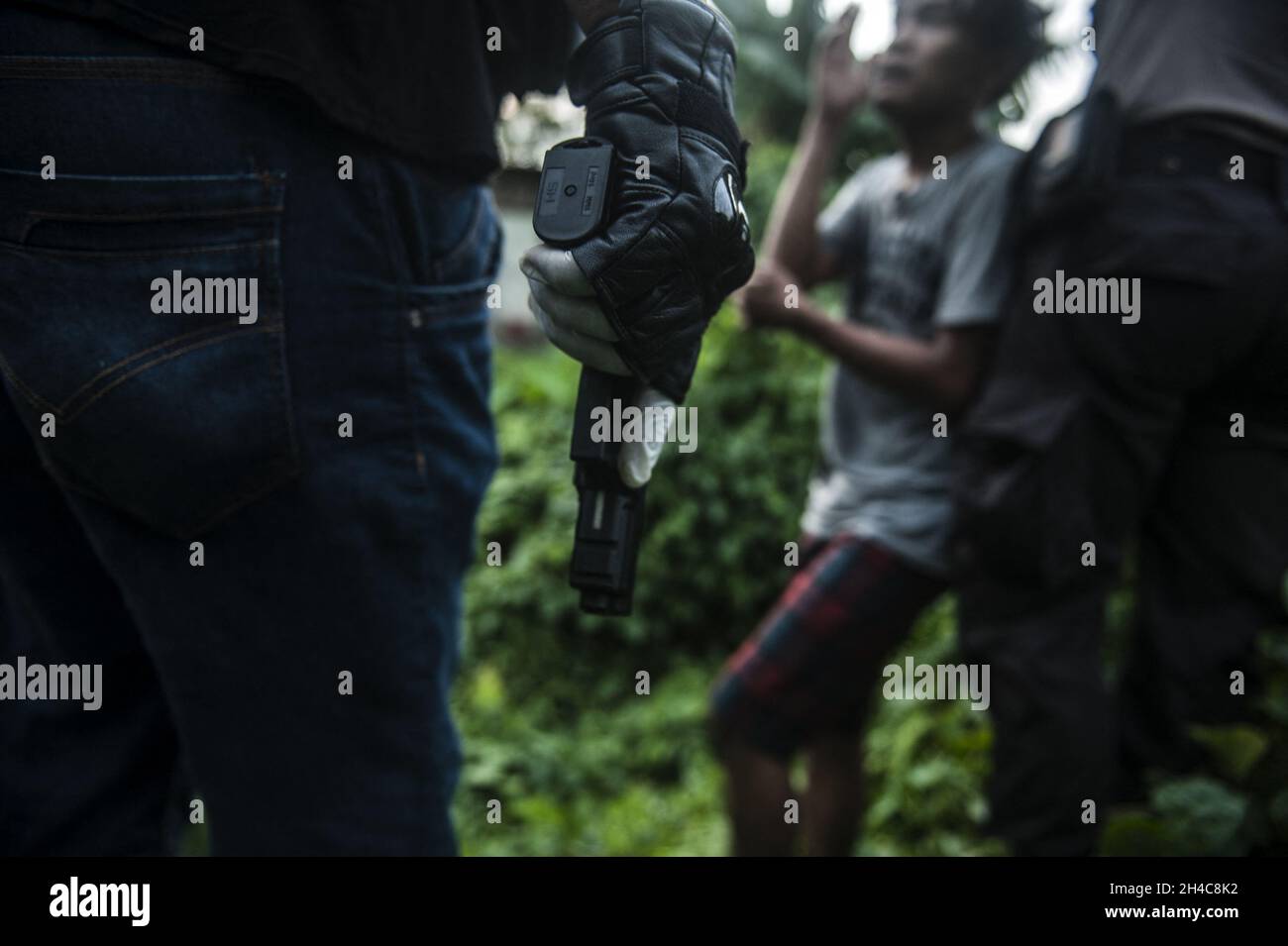 Ein Verdächtiger wurde am 1. April 2020 bei einem Verhör während eines Hinterhalts indonesischer Sicherheitskräfte wegen der regionalen Verteilung von Methamphetamin in Indonesien gesehen. Foto von Aditya Sutanta/ABACAPRESS.COM Stockfoto