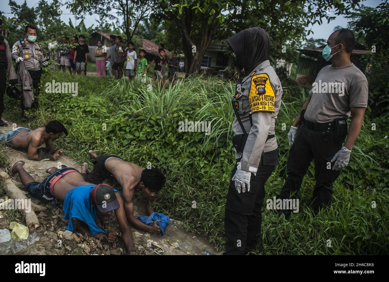 Während eines Hinterhalts indonesischer Sicherheitskräfte über die regionale Verteilung von Methamphetamin in Indonesien am 1. April 2020 wurden mehrere Verdächtige auf dem Boden liegen gesehen. Foto von Aditya Sutanta/ABACAPRESS.COM Stockfoto