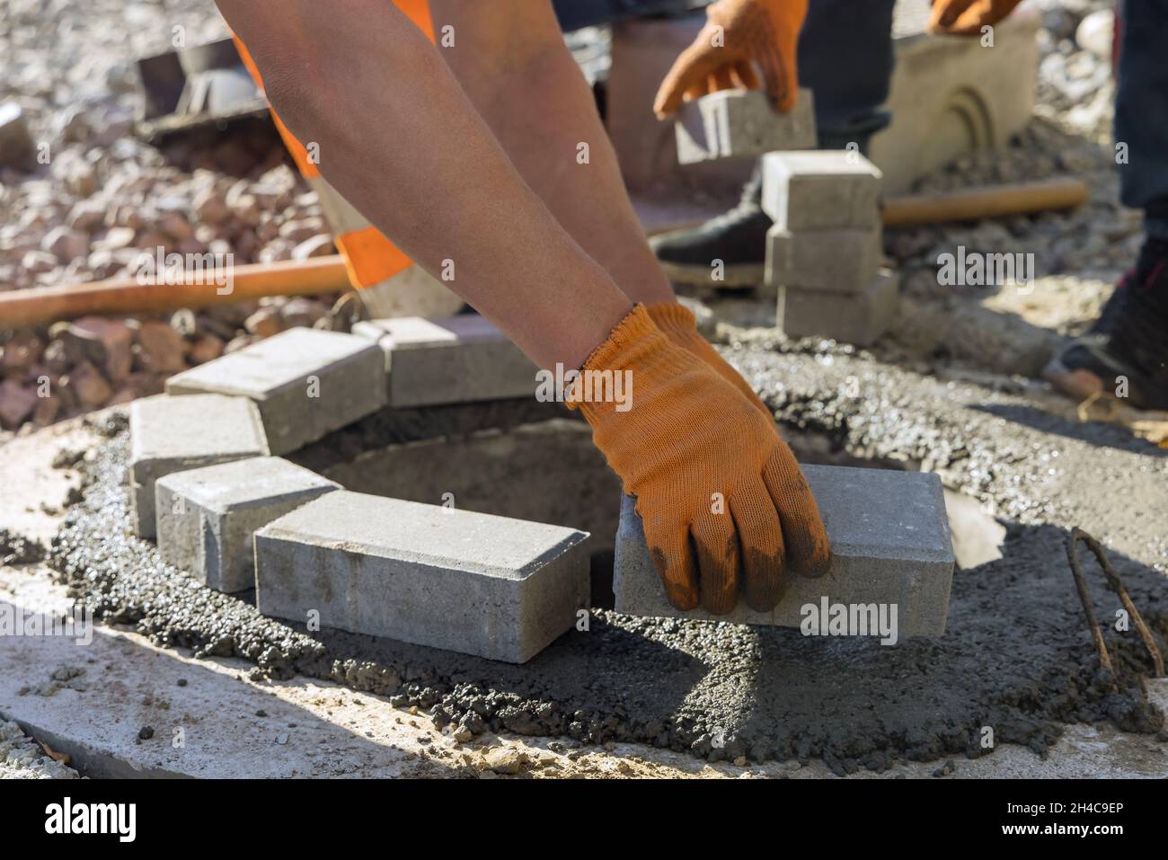 Hausangestellte installieren Schachtabwasserkanalisation eine Grube für einen Klärgruben Stockfoto