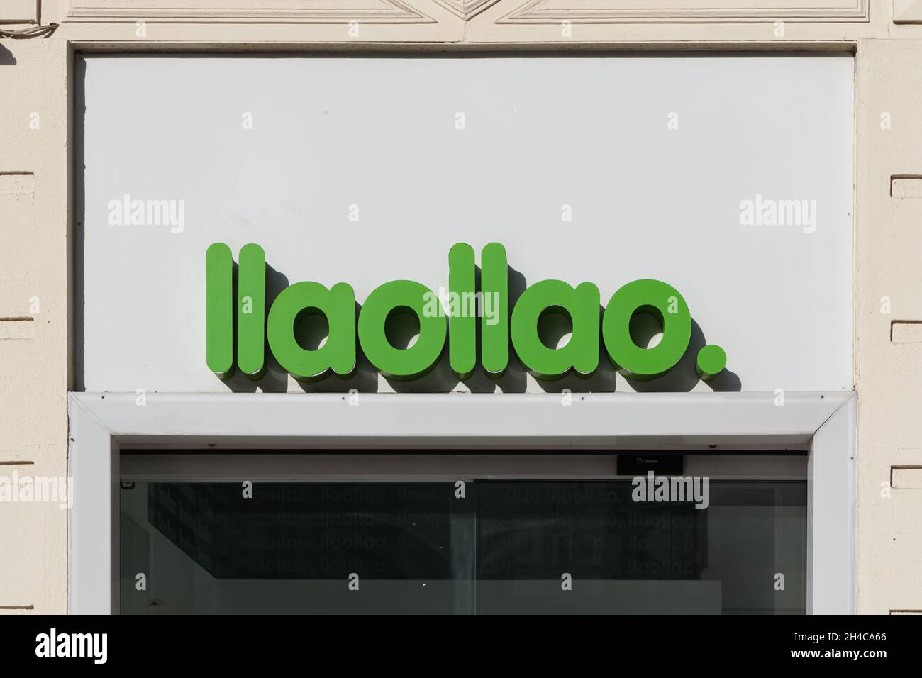 VALENCIA, SPANIEN - 26. OKTOBER 2021: Llaollao ist eine spanische Franchise-Marke für gefrorenen Joghurt Stockfoto