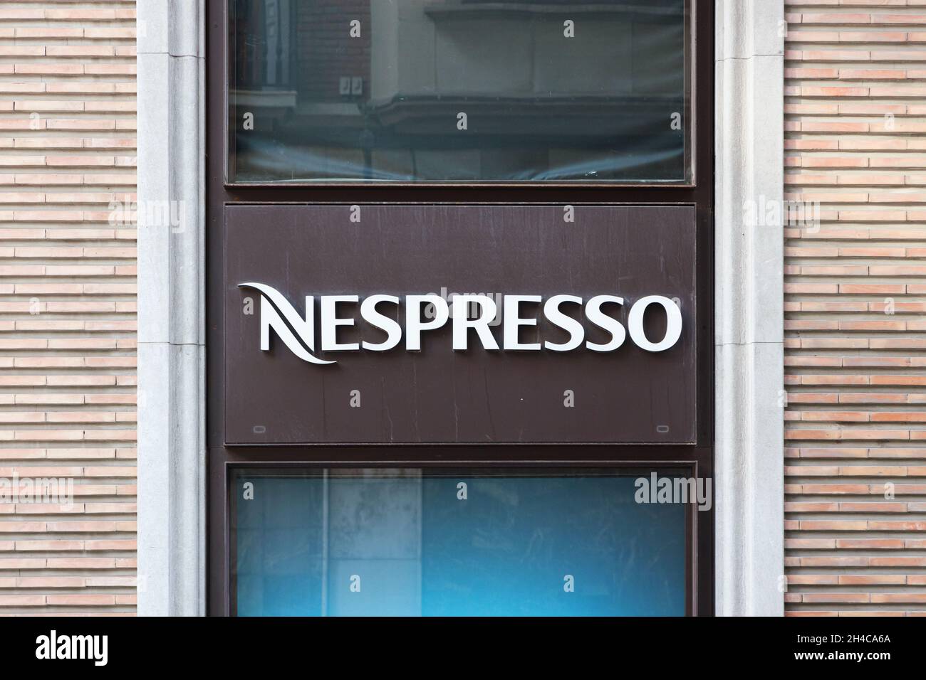 VALENCIA, SPANIEN - 26. OKTOBER 2021: Nespresso ist ein Geschäftsbereich der Nestlé-Gruppe. Es verkauft Kaffeekapseln und Kaffeemaschinen Stockfoto