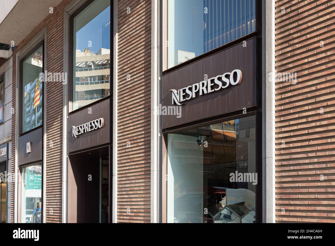 VALENCIA, SPANIEN - 26. OKTOBER 2021: Nespresso ist ein Geschäftsbereich der Nestlé-Gruppe. Es verkauft Kaffeekapseln und Kaffeemaschinen Stockfoto