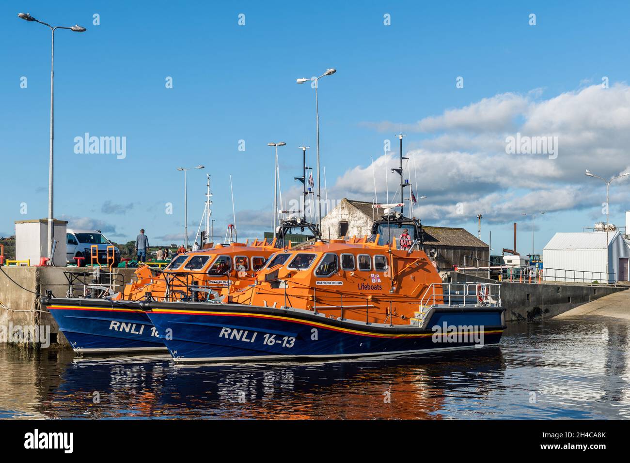 Zwei RNLI-Rettungsboote vertäuten in Baltimore, West Cork, Irland. Stockfoto