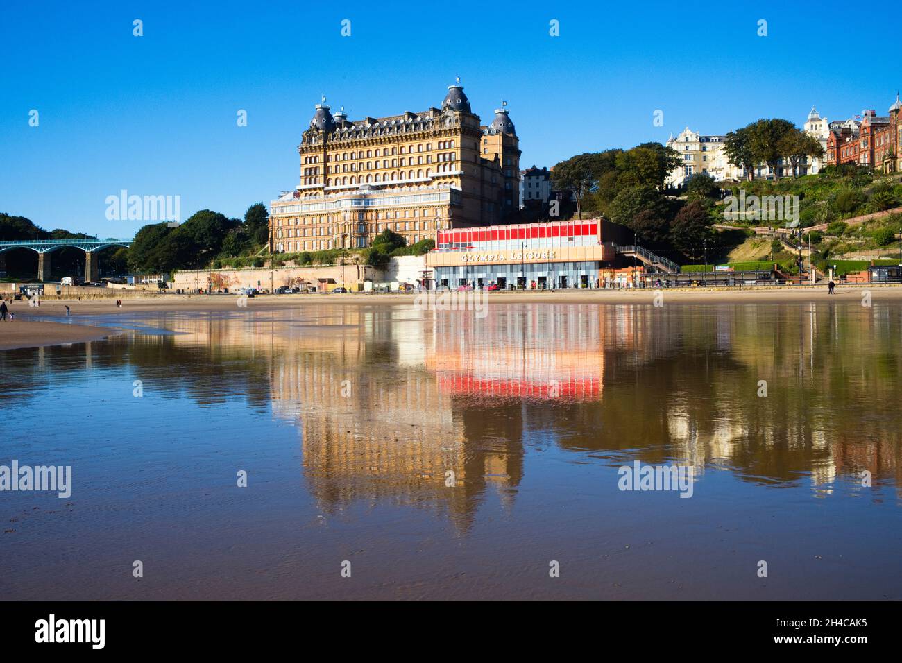 Grand Hotel, Scarborough vom Strand aus mit Spiegelungen betrachtet Stockfoto