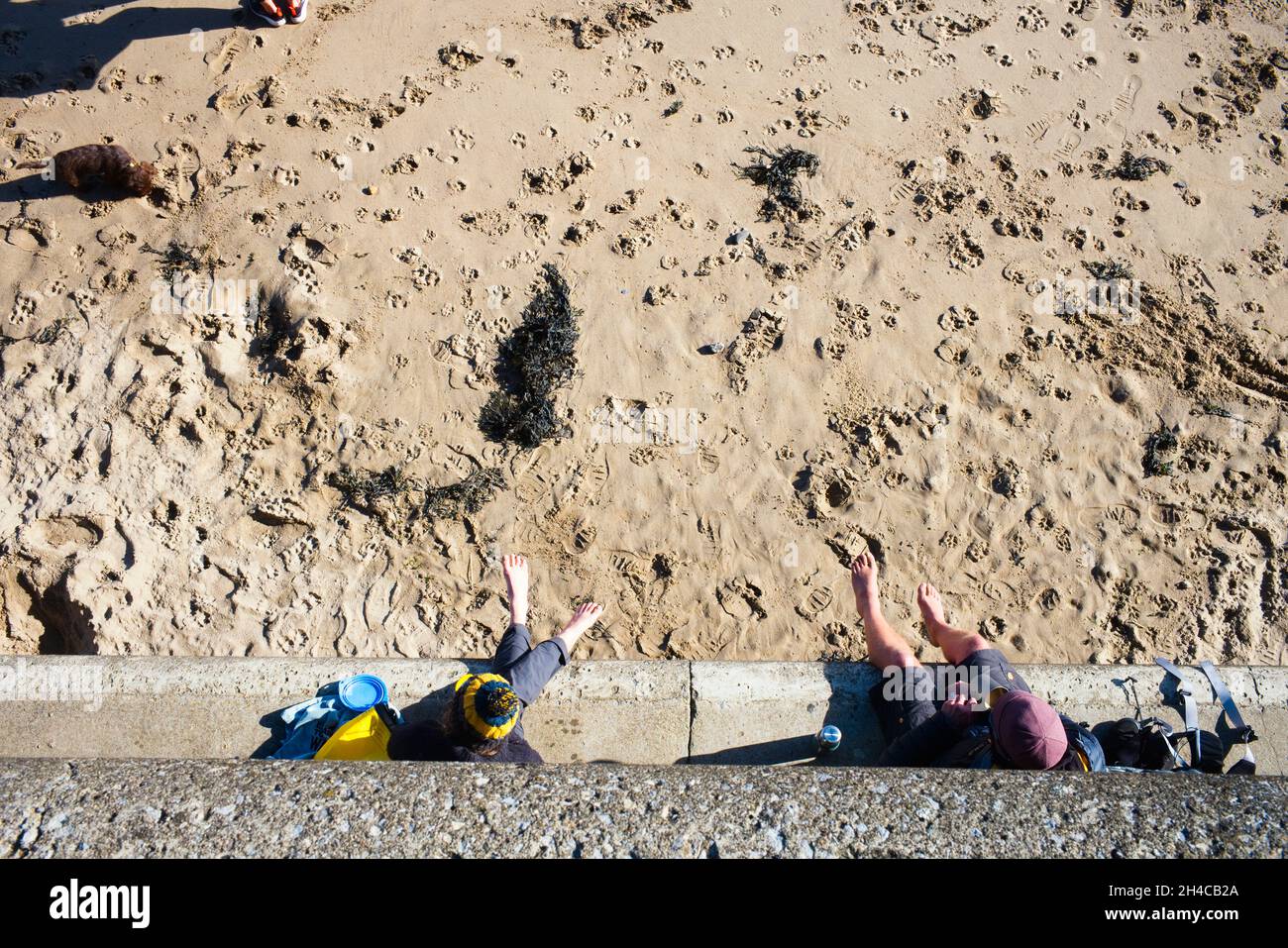 Blick auf Menschen, die ihre Zehen am Scarborough Beach trocknen Stockfoto