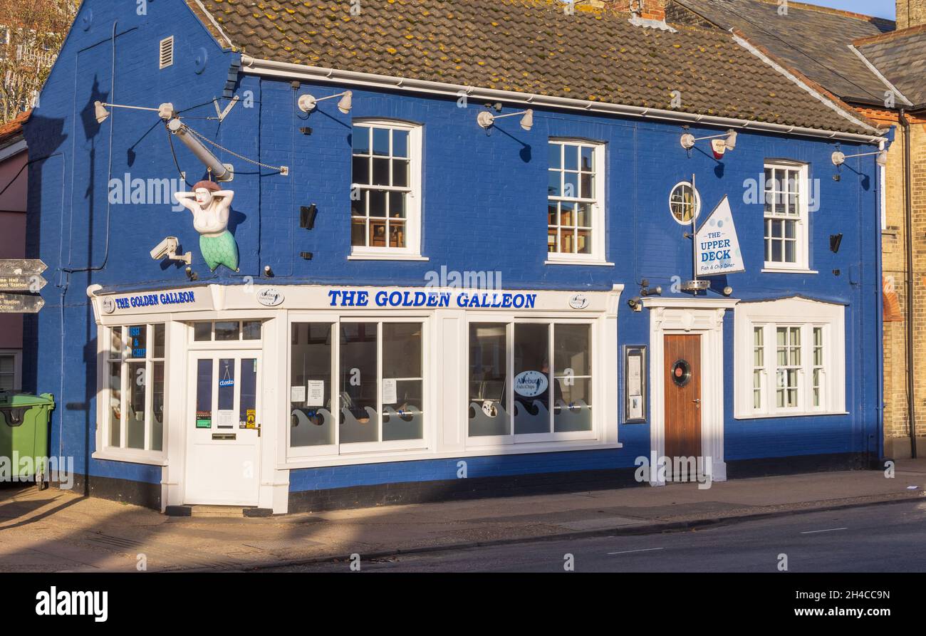 Die Golden Galleon Fisch- und Chipwerkstatt in der Aldeburgh High Street. Stockfoto