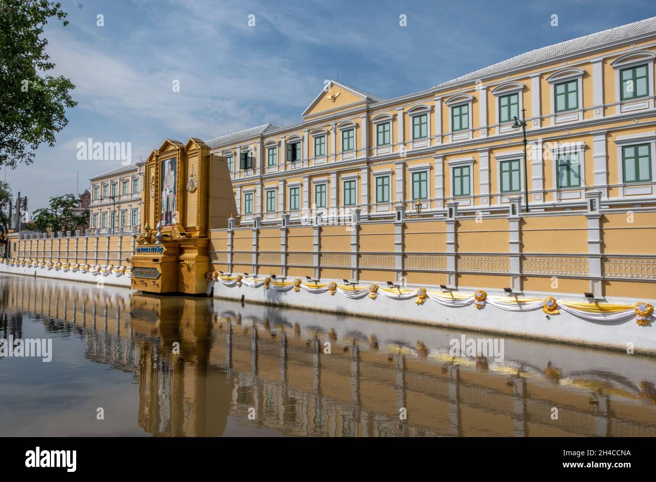 Gebäude des Verteidigungsministeriums von Thailand entlang eines Kanals Stockfoto