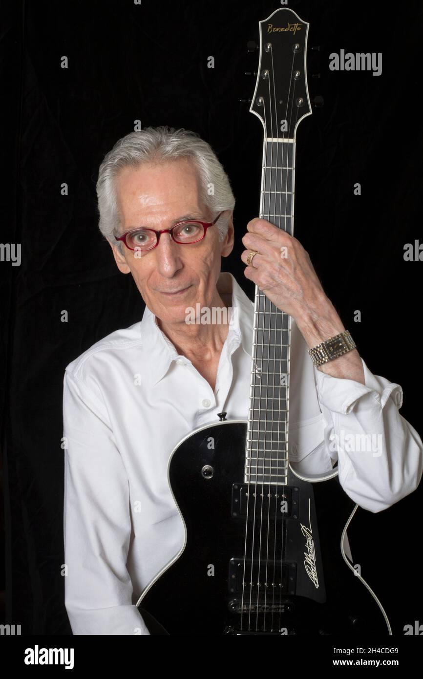 FILE PHOTO - der Jazzgitarrist und Komponist Pat Martino stirbt am 1. November 2021 im Alter von 77 Jahren. Foto zeigt Pat Martino in seinem Haus Philadelphia, PA, am 25. Juli 2012. Quelle: Takehiko Tokiwa/AFLO/Alamy Live News Stockfoto
