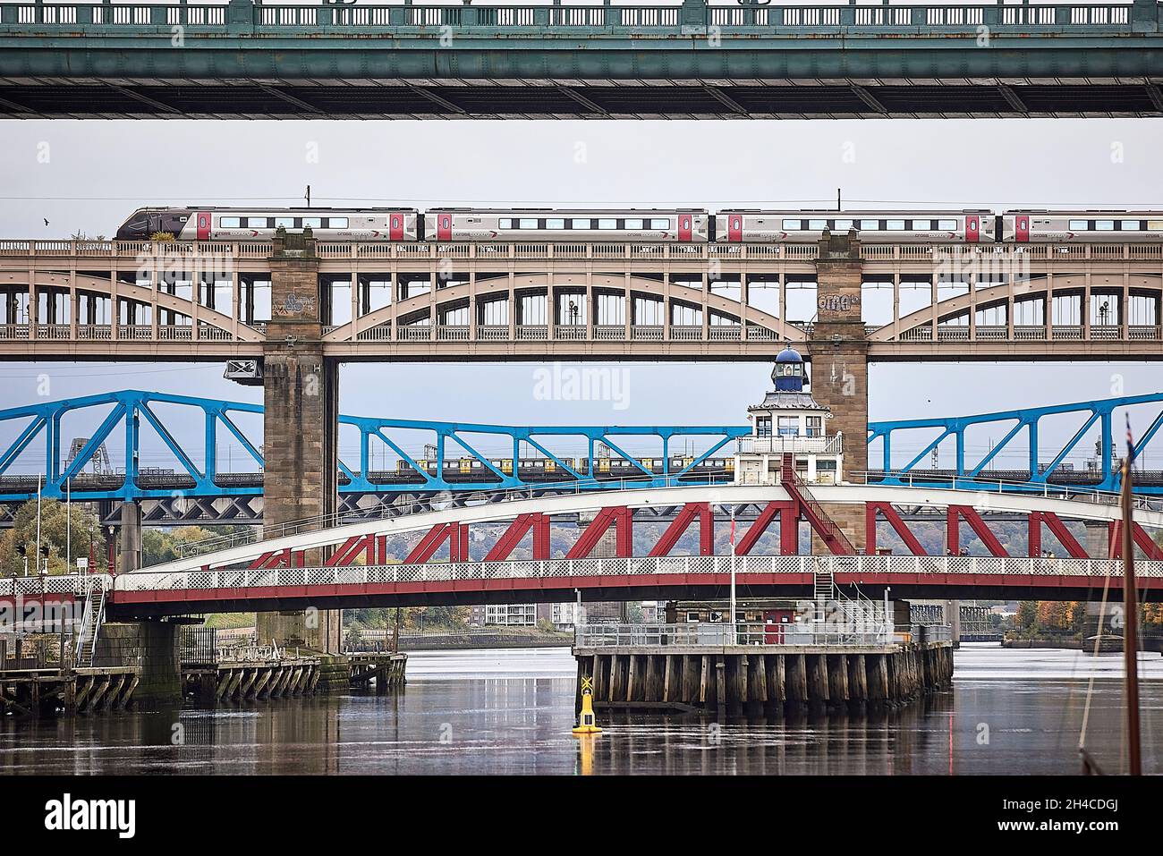 Newcastle upon Tyne Quayside Gegend Tyne Bridge, Swing Bridge, High Level Railway Bridge und Blue Railway Bridge über den Fluss Tyne Stockfoto