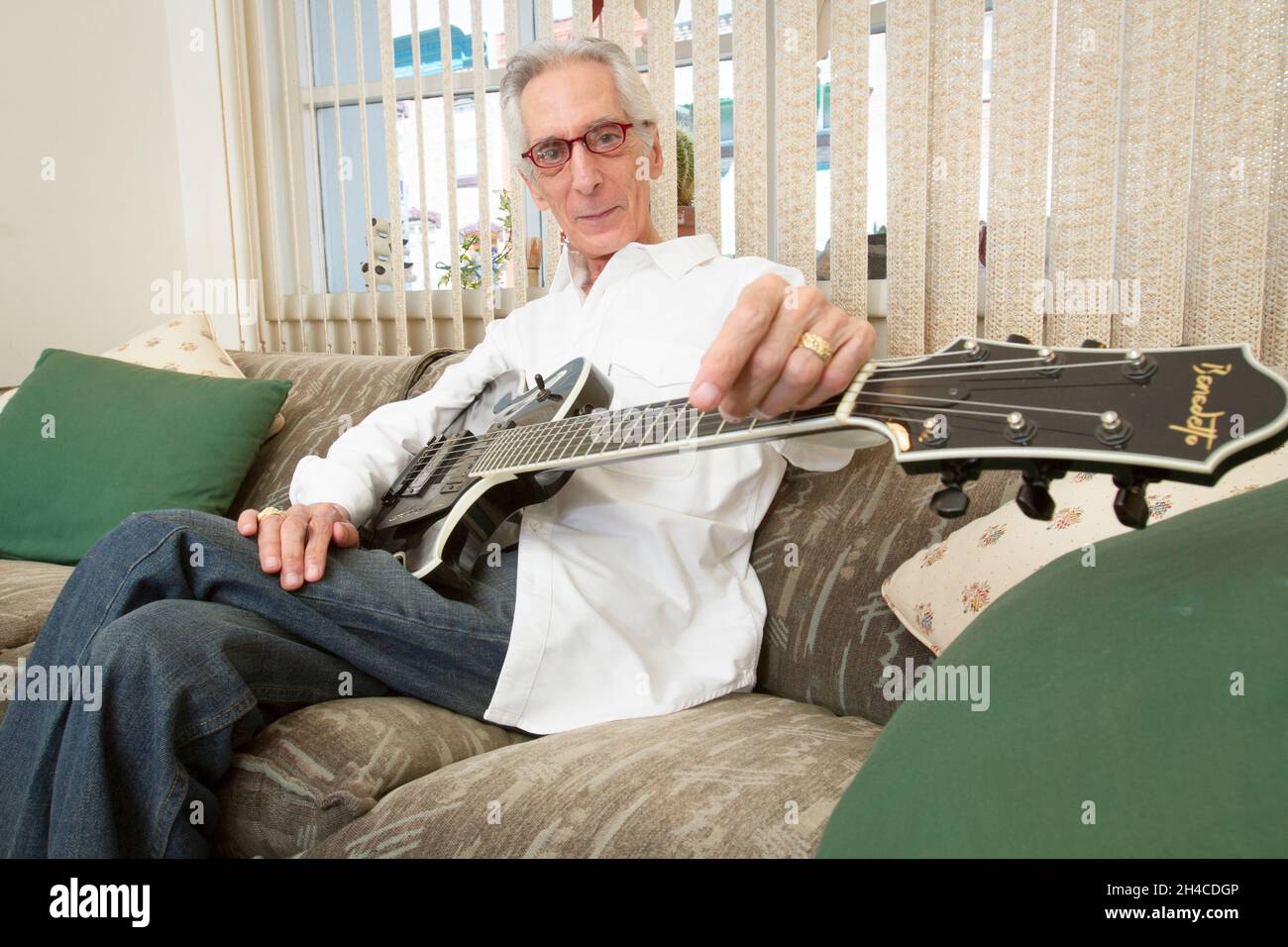 FILE PHOTO - der Jazzgitarrist und Komponist Pat Martino stirbt am 1. November 2021 im Alter von 77 Jahren. Foto zeigt Pat Martino in seinem Haus Philadelphia, PA, am 25. Juli 2012. Quelle: Takehiko Tokiwa/AFLO/Alamy Live News Stockfoto