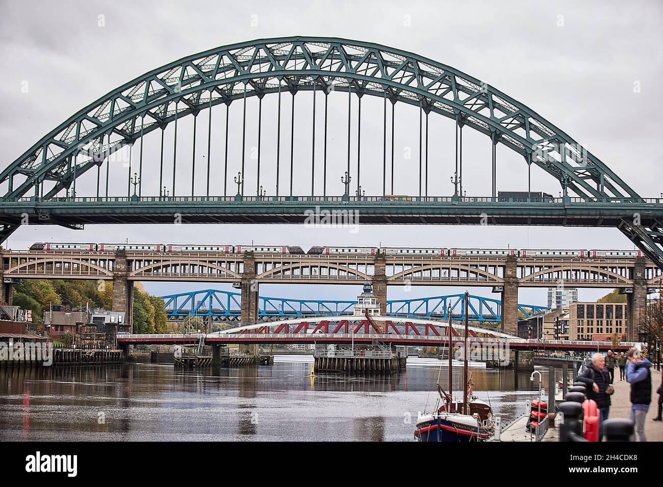 Newcastle upon Tyne Quayside Gegend Tyne Bridge, Swing Bridge, High Level Railway Bridge und Blue Railway Bridge über den Fluss Tyne Stockfoto